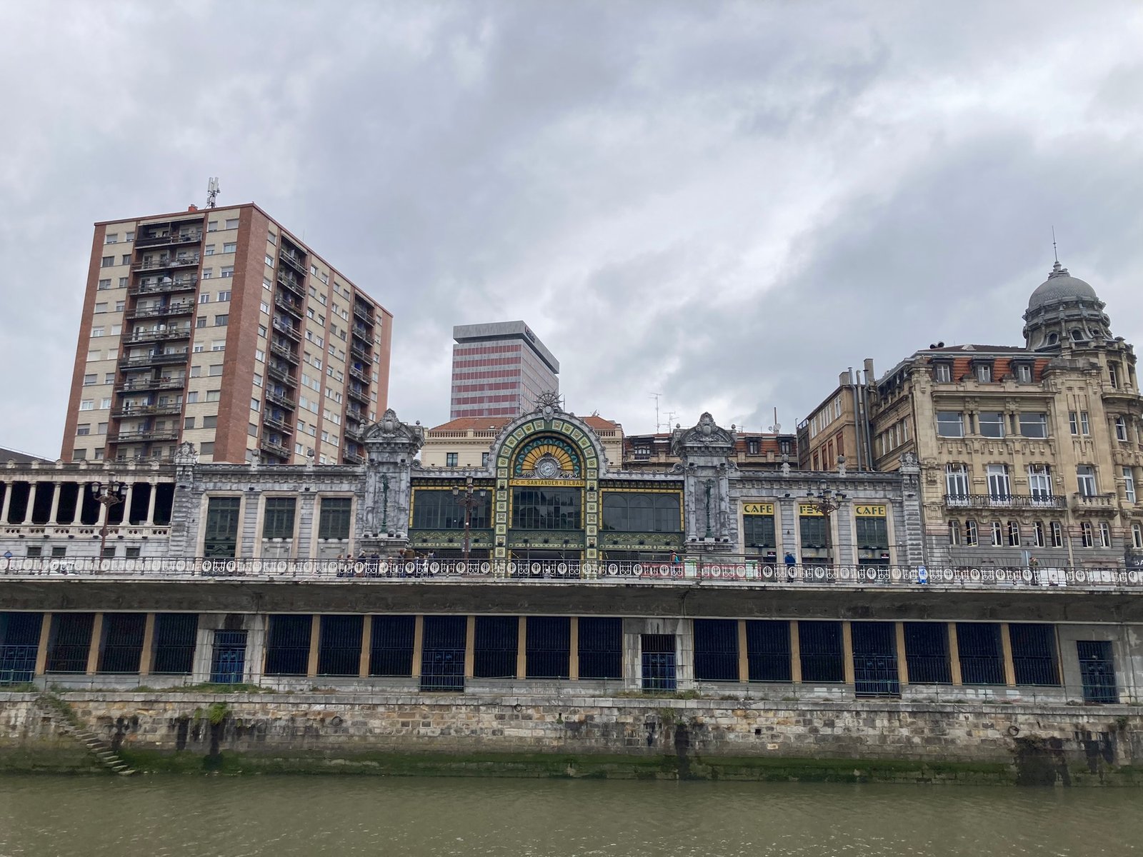 La façade latérale de la gare de Bilbao.