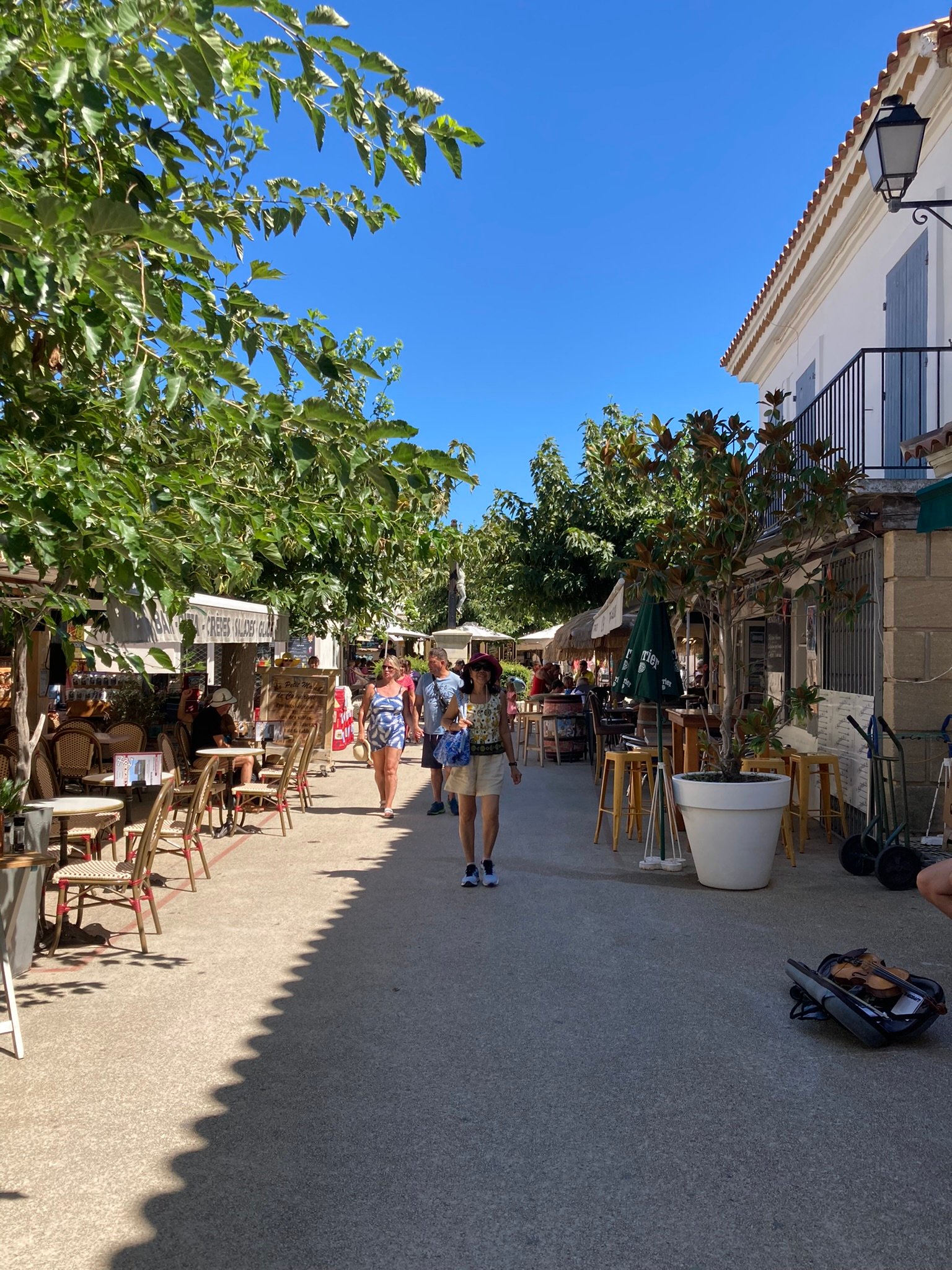 Le marché des Saintes-Maries-de-la-Mer.